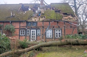 Kreisfeuerwehrverband Lüchow-Dannenberg e.V.: FW Lüchow-Dannenberg: Sturm Ylenia zieht vorüber++zahlreiche Bäume knicken ab/stürzen um++Wohnhäuser z.T. stark beschädigt++gesperrte und blockierte Straßen im ganzen Landkreis++zwei ...