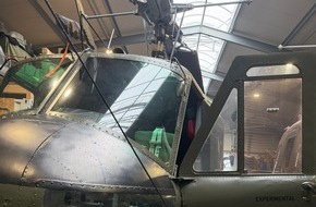 Hauptzollamt Osnabr&uuml;ck: HZA-OS: Nicht allt&auml;gliche Einfuhr Das Zollamt Lohne fertigt die ungew&ouml;hnliche Einfuhr eines Helikopters des Typs Bell UH-1E, Baujahr 1967 ab