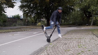 BG ETEM - Berufsgenossenschaft Energie Textil Elektro Medienerzeugnisse: Wie gefährlich sind E-Scooter wirklich? BG ETEM lässt Fahrtests von Stuntleuten machen