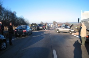 Polizeiinspektion Hildesheim: POL-HI: Unfallserie auf der BAB 7, 19 Unfallstellen mit 47 beteiligten Pkw und 2 Lkw, 8 Leichtverletzte, Vollsperrung im Bereich der AS Seesen - Rtg. Hannover, 18 km Rückstau