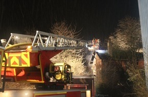 Freiwillige Feuerwehr Bad Salzuflen: FF Bad Salzuflen: Feuer zerstört Bahngebäude / Freiwillige Feuerwehr Bad Salzuflen ist über Stunden mit 80 Kräften im Industriegebiet Holzhausen im Einsatz