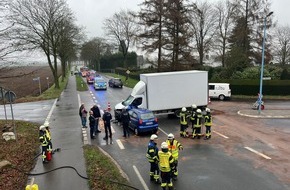 Freiwillige Feuerwehr Bedburg-Hau: FW-KLE: Verkehrsunfall mit Transporter