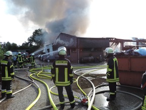 FW-KLE: Abschlussmeldung: Lagerhallenbrand in Bedburg-Hau. Schwierige Löscharbeiten. Halle ist einsturzgefährdet.