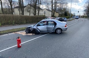Feuerwehr Mülheim an der Ruhr: FW-MH: Schwerer Verkehrsunfall auf der Kölner Straße