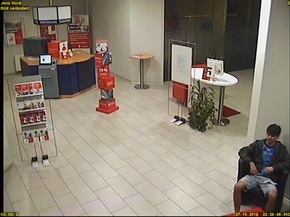 Hier versuchen diese beiden Jugendlichen, einen Geldautomaten aufzubrechen.