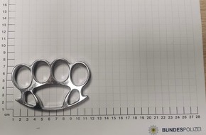 Bundespolizeidirektion Sankt Augustin: BPOL NRW: Schlagring im Essener Hauptbahnhof - Bundespolizisten finden verbotenen Gegenstand und Drogen