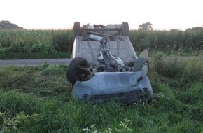 Polizei Minden-Lübbecke: POL-MI: Mit Baum kollidiert: Auto überschlägt sich