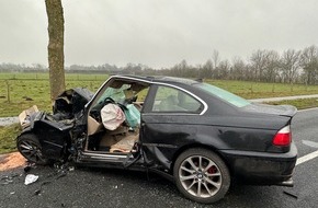 Freiwillige Feuerwehr Samtgemeinde Fredenbeck: FFW Fredenbeck: Ein Schwerverletzter nach Verkehrsunfall / PKW prallt gegen Baum