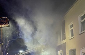 Feuerwehr Essen: FW-E: Explosion in einem Mehrfamilienhaus - Großbrand mit mehreren Verletzten