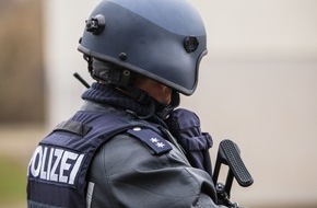Polizeipräsidium Rheinpfalz: POL-PPRP: Einsatztraining der Polizeiinspektion Ludwigshafen 1 in der Karolina-Burger-Schule