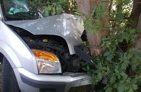 Polizeiinspektion Wilhelmshaven/Friesland: POL-WHV: Zwei Verkehrsunfälle und eine Flucht in Varel - Pkw-Fahrer fuhr alleinbeteiligt gegen einen Baum