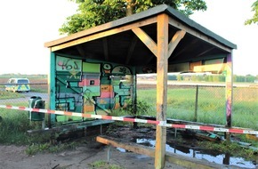 Kreispolizeibehörde Viersen: POL-VIE: Nettetal-Lobberich: Hütte an Sportplatz angezündet - Kripo ermittelt