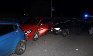 Polizei Hagen: POL-HA: Ein Leichtverletzter und fünf beschädigte Autos - 30-jähriger Autofahrer kollidiert mit geparktem PKW