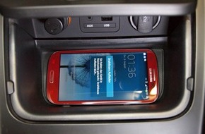 Kia Deutschland GmbH: Induktive Smartphone-Ladestation für Kia ceed / Überarbeiteter Kia cee'd lädt Smartphone ohne Kabel