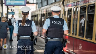 Bundespolizeidirektion München: Bundespolizeidirektion München: Exhibitionistische Handlung in Regionalbahn / Streit in der Toilettenanlage