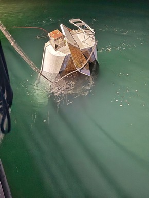 FW Konstanz: Gekentertes Segelboot im Konstanzer Trichter