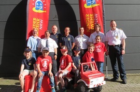 Feuerwehr Wetter (Ruhr): FW-EN: Geschenke für die Kinderfeuerwehr in Wetter (Ruhr)