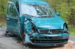 Polizei Minden-Lübbecke: POL-MI: Zwei Autofahrer kollidieren mit Straßenbäumen