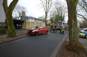 Feuerwehr Dinslaken: FW Dinslaken: Verkehrsunfall mit eingeklemmter Person auf der Knappenstr.