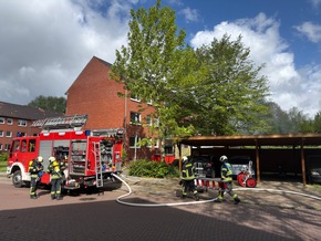 FW-AUR: Holzschuppen vor Wohngeb&auml;ude in Vollbrand