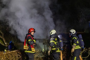 FW-MK: Brand einer Gartenh&uuml;tte in voller Ausdehnung