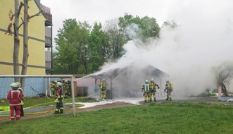 Feuerwehr Essen: FW-E: PKW und Carport gehen in Flammen auf, keine Verletzten