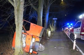 Kreispolizeibehörde Herford: POL-HF: Dreirädriges Kleinkraftrad prallt gegen Baum - Mehrere Verletzte bei Verkehrsunfall