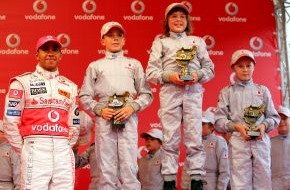 Vodafone GmbH: Lewis Hamilton verrät jungen Karttalenten die Geheimnisse seines Erfolges