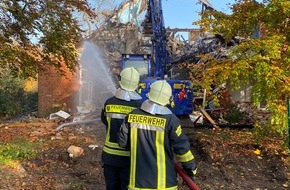 THW Landesverband Hamburg, Mecklenburg-Vorpommern, Schleswig-Holstein: THW HH MV SH: THW- Kräfte aus Bad Oldesloe, Eutin und Lübeck unterstützten am Sonntagmorgen die Räum- und Löscharbeiten nach dem Brand auf einem Reitgestüt in ...