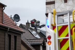 FW LK Neunkirchen: Gewitter über Neunkirchen - Blitz sprengt Kamin und Windböe bläst Verkaufsbude um