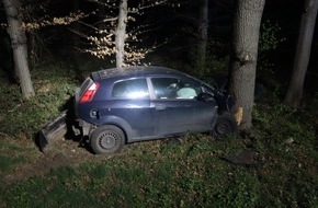 Kreispolizeibehörde Herford: POL-HF: Fiat prallt gegen Baum - Fahrer schwer verletzt