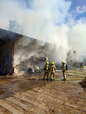 FW Ratingen: Brand einer Lagerhalle mit Heuballen