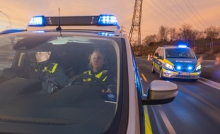 Polizei Mettmann: POL-ME: Mit geklautem Auto durch Ratingen gerast: Polizei stellt 17-Jährigen - Ratingen - 2210147
