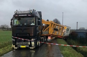 Polizeipräsidium Hamm: POL-HAM: LKW rutscht in den Graben, Straßensperrung