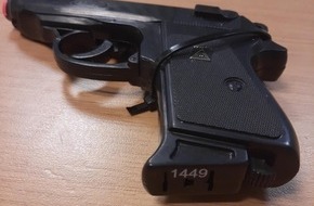 Bundespolizeiinspektion Flensburg: BPOL-FL: NMS - Mann zieht bei Kontrolle Spielzeugpistole aus Hosentasche