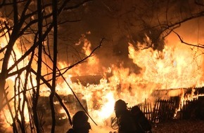 Feuerwehr Bottrop: FW-BOT: Laubenbrand in Kleingartenanlage