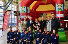 Feuerwehr Neukirchen-Vluyn: FW Neukirchen-Vluyn: Freude beim Förderverein der Feuerwehr Neukirchen-Vluyn: Großspende und herzlicher Empfang für das jüngste Mitglied