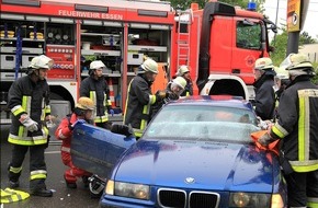 Feuerwehr Essen: FW-E: Alleinunfall, PKW schleudert gegen Laterne, Patientin wird mit hydraulischem Rettungsgerät befreit