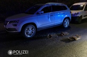 Polizeipräsidium Westpfalz: POL-PPWP: Auto mit Steinen beschädigt