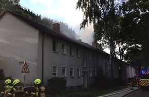 Feuerwehr Gelsenkirchen: FW-GE: Dachstuhlbrand in Gelsenkirchen-Hassel - Bewohnerin gerettet, Feuerwehr im Großeinsatz
