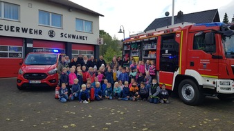 Feuerwehr Altenbeken: FW-PB: Feuer und Flamme im Grundschulverbund: Mehr als 60 Lehrkräfte und Schüler der Grundschule Schwaney konnten die Arbeit der Eggebrandschützer live erleben.