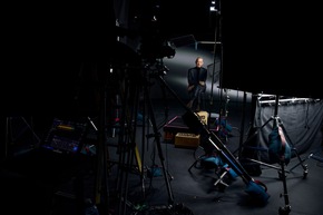 Tom Hanks erz&auml;hlt die Geschichte des Zweiten Weltkriegs: Neue umfassende Doku-Serie des HISTORY Channels startet am 26. Mai im deutschsprachigen Raum