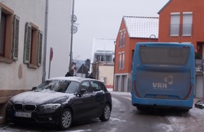 Polizeidirektion Neustadt/Weinstraße: POL-PDNW: (Ruppertsberg) Erst gegen Bus, dann gegen Hauswand