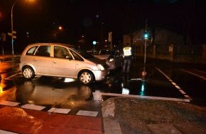Polizeiinspektion Hameln-Pyrmont/Holzminden: POL-HM: Verkehrsunfall mit hohem Sachschaden