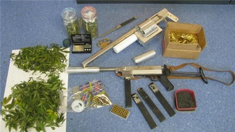 Polizeidirektion Pirmasens: POL-PDPS: Gemeinsame Presseerklärung der Staatsanwaltschaft Zweibrücken und der Polizeidirektion Pirmasens - Cannabisanbau aufgedeckt, Waffen wie bei "Mad Max"