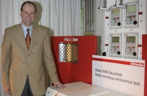 Miele & Cie. KG: Miele-Waschmaschine: Härtetest zur Fußball-WM / Live im Web: Geräte leisten 10.000 Stunden Dauerbetrieb im Prüflabor