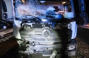 Polizeiinspektion Hameln-Pyrmont/Holzminden: POL-HM: Hachmühlen, Ortsdurchfahrt B217: Lkw schiebt zwei Pkw zusammen - ein Verletzter und hohe Sachschäden