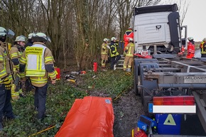 FW Menden: Feuerwehr befreit eingeklemmte Person aus LKW