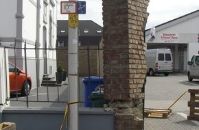 Polizei Düren: POL-DN: Mauer nach Verkehrsunfall einsturzgefährdet