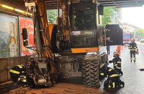 Feuerwehr München: FW-M: Bagger vs. Unterführung (Haidhausen)